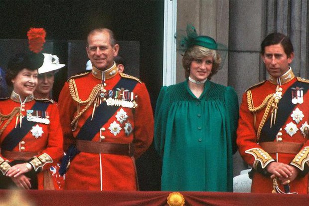 Khoảnh khắc để đời của các thành viên Hoàng gia Anh khi xuất hiện trên ban công Cung điện, 3 con nhà Công nương Kate nổi bật nhất - Ảnh 2.