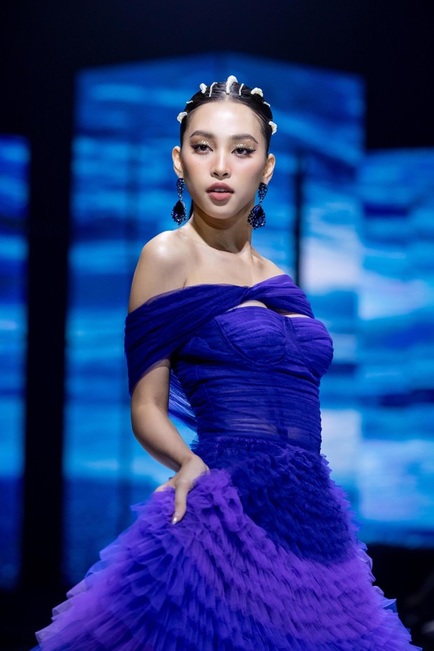 Hoa hậu Tiểu Vy, Á hậu Tường San đọ thần thái kiêu sa khi làm vedette trên sàn catwalk - Ảnh 4.