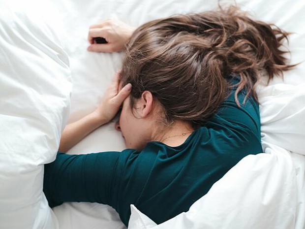 5 thói quen khi ngủ khiến bạn già nhanh rõ rệt chỉ sau một đêm - Ảnh 2.