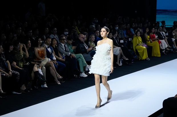 Hoa hậu Tiểu Vy, Á hậu Tường San đọ thần thái kiêu sa khi làm vedette trên sàn catwalk - Ảnh 9.