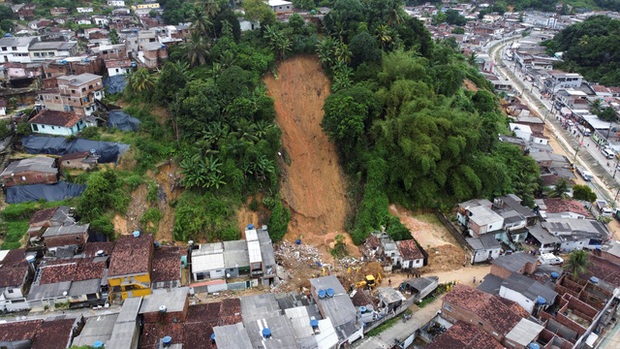 Số nạn nhân tử vong do lũ lụt ở Brazil tăng lên 57 người, hàng nghìn người phải di dời - Ảnh 1.