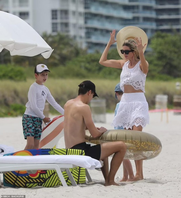 Ivanka Trump khoe chân dài miên man trong chuyến đi biển cùng chồng con - Ảnh 7.