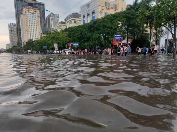  Trận lụt lịch sử 40 năm có một: Nước tràn vào nhà, thiết bị ngập úng xử lý thế nào? - Ảnh 1.