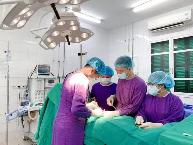 Nam thanh niên bị đối phương đá vào vùng kín khi chơi bóng đá dẫn tới vỡ tinh hoàn - Ảnh 1. Nam thanh niên bị đối phương đá vào vùng kín khi chơi bóng đá dẫn tới vỡ tinh hoàn - Ảnh 1.