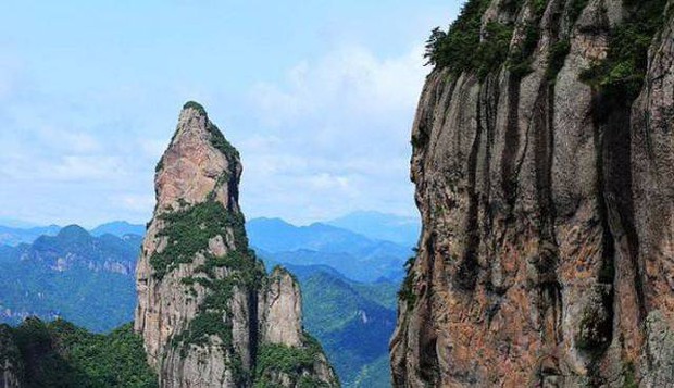 Núi đá thiêng liêng nhất Trung Quốc: Cao gần 1.000m có hình dáng Phật Bà chắp tay, cảnh tượng sau cơn mưa mới thật sự ngỡ ngàng - Ảnh 1.