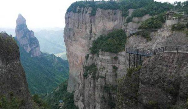 Núi đá thiêng liêng nhất Trung Quốc: Cao gần 1.000m có hình dáng Phật Bà chắp tay, cảnh tượng sau cơn mưa mới thật sự ngỡ ngàng - Ảnh 3.