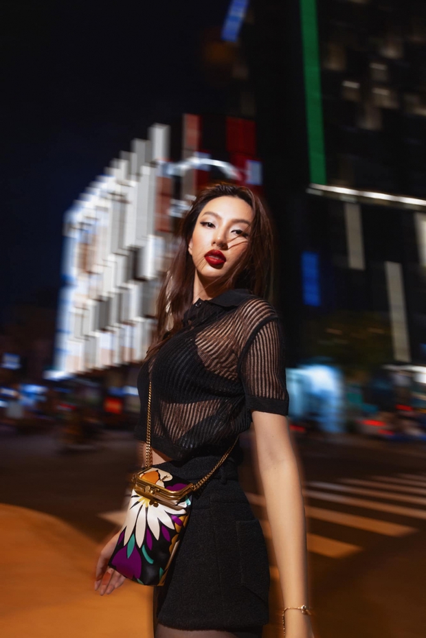 Hoa hậu Thùy Tiên diện mốt khoe nội y nóng bỏng trong loạt ảnh dạo phố cực chất - Ảnh 5.