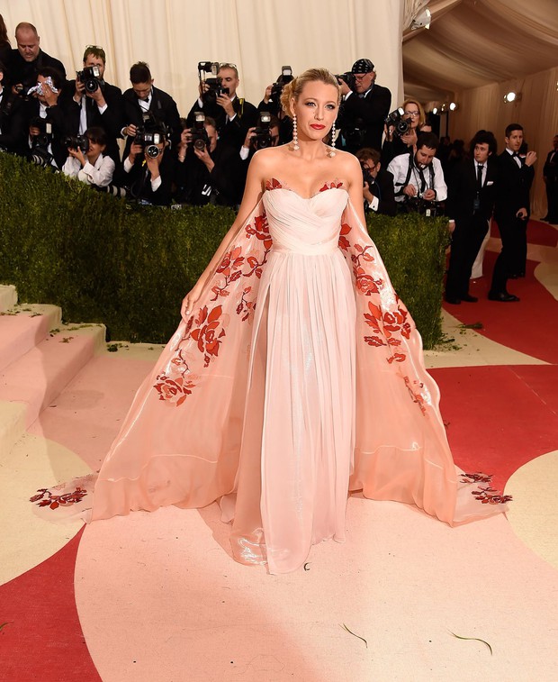 Gọi Blake Lively là nữ hoàng Met Gala vì năm nào cô cũng lên đồ chuẩn theme, đã thế còn khớp với màu thảm đỏ thì đỉnh quá rồi! - Ảnh 1.