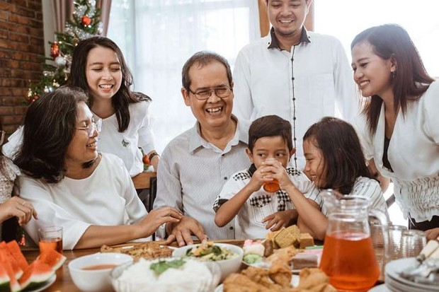 Đi qua phòng con gái, bà mẹ tình cờ nghe được lời chồng đang dạy con: Một câu nói khiến chị điếng người, suýt thì ly hôn - Ảnh 2.