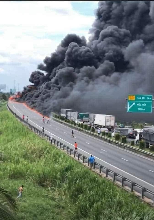Cận cảnh hiện trường vụ cháy kinh hoàng trên cao tốc Trung Lương - TP.HCM: Xe tải cháy trơ khung - Ảnh 1.