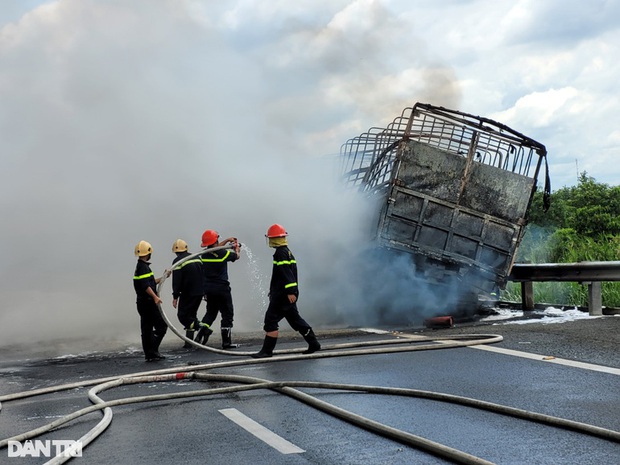 Cận cảnh hiện trường vụ cháy kinh hoàng trên cao tốc Trung Lương - TP.HCM: Xe tải cháy trơ khung - Ảnh 7.