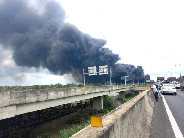 Cận cảnh hiện trường vụ cháy kinh hoàng trên cao tốc Trung Lương - TP.HCM: Xe tải cháy trơ khung - Ảnh 4.