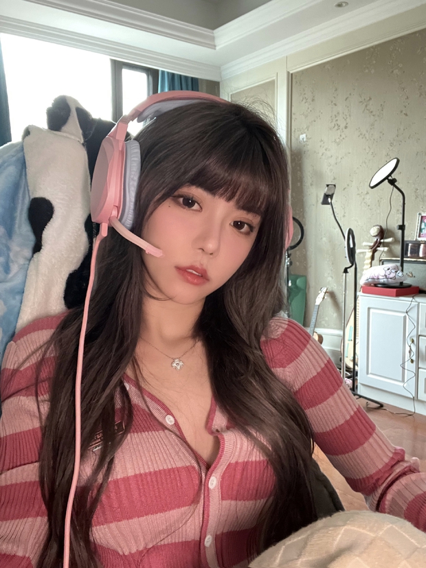 Đọc lại tin nhắn văn vở của người yêu cũ đã cắm sừng mình, nữ streamer xinh đẹp nổi máu cà khịa không lệch phát nào! - Ảnh 1. Đọc lại tin nhắn văn vở của người yêu cũ đã cắm sừng mình, nữ streamer xinh đẹp nổi máu cà khịa không lệch phát nào! - Ảnh 1.