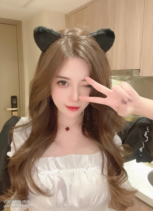 Nữ streamer xinh đẹp gây bất ngờ khi kể chuyện xử đẹp nữ đồng nghiệp dám dụ dỗ fan cứng - Ảnh 2. Nữ streamer xinh đẹp gây bất ngờ khi kể chuyện xử đẹp nữ đồng nghiệp dám dụ dỗ fan cứng - Ảnh 2.