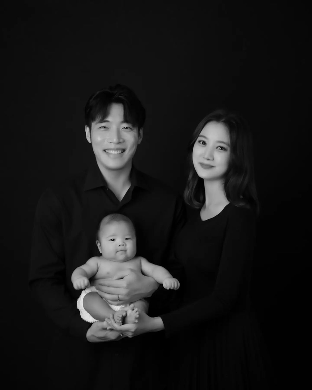 Nữ ca sĩ đình đám gây sốt với bộ ảnh mừng con trai 50 ngày tuổi, nhan sắc mẹ bỉm và chồng CEO võ sư chiếm trọn sự chú ý - Ảnh 3. Nữ ca sĩ đình đám gây sốt với bộ ảnh mừng con trai 50 ngày tuổi, nhan sắc mẹ bỉm và chồng CEO võ sư chiếm trọn sự chú ý - Ảnh 3.