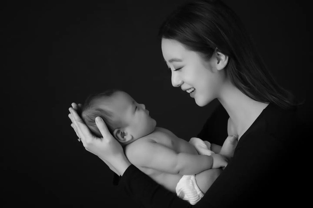 Nữ ca sĩ đình đám gây sốt với bộ ảnh mừng con trai 50 ngày tuổi, nhan sắc mẹ bỉm và chồng CEO võ sư chiếm trọn sự chú ý - Ảnh 4. Nữ ca sĩ đình đám gây sốt với bộ ảnh mừng con trai 50 ngày tuổi, nhan sắc mẹ bỉm và chồng CEO võ sư chiếm trọn sự chú ý - Ảnh 4.