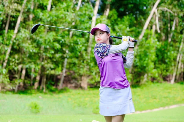 2 tiểu thư Vbiz bất ngờ đạt giải thưởng đánh golf, mẹ siêu mẫu phải ngỡ ngàng thốt lên 1 câu! - Ảnh 4. 2 tiểu thư Vbiz bất ngờ đạt giải thưởng đánh golf, mẹ siêu mẫu phải ngỡ ngàng thốt lên 1 câu! - Ảnh 4.