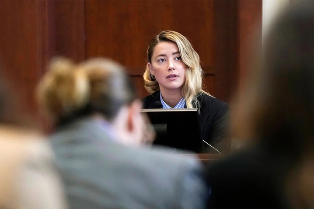 Amber Heard chính thức ra tòa làm chứng: Mếu máo kể lại lần đầu bị Johnny Depp đánh, nguyên do liên quan đến tình cũ của chồng - Ảnh 2. Amber Heard chính thức ra tòa làm chứng: Mếu máo kể lại lần đầu bị Johnny Depp đánh, nguyên do liên quan đến tình cũ của chồng - Ảnh 2.