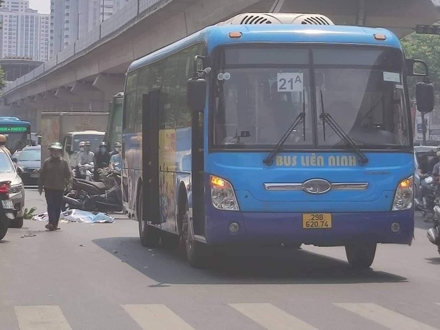 Hà Nội: Nam thanh niên 23 tuổi tử vong thương tâm sau va chạm với xe buýt và ô tô con trên đường Nguyễn Trãi - Ảnh 1.
