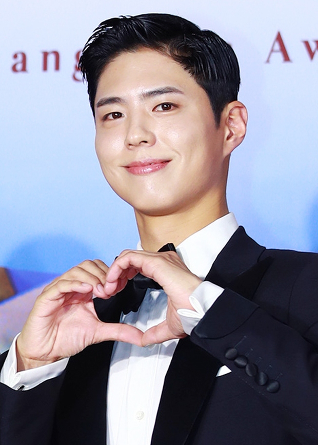 Siêu thảm đỏ Baeksang 2022: Park Bo Gum hộ tống Suzy diện đầm xẻ vòng 1 quyền lực, Yoona bị đè bẹp vì trang điểm dừ chát - Ảnh 5.