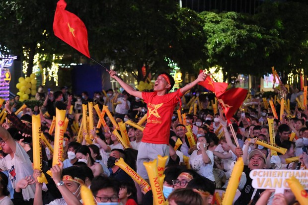 Rộn ràng trước chiến thắng của U23 Việt Nam: Phố đi bộ Nguyễn Huệ lâu lắm rồi mới nóng đến thế; CĐV đội mưa ăn mừng - Ảnh 4.