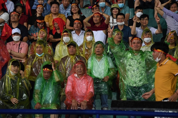 Rộn ràng trước chiến thắng của U23 Việt Nam: Phố đi bộ Nguyễn Huệ lâu lắm rồi mới nóng đến thế; CĐV đội mưa ăn mừng - Ảnh 18.