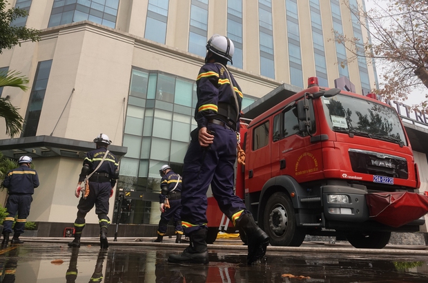 Ảnh: Giả định cháy khách sạn phục vụ SEA Games 31 ở Hà Nội, điều 13 xe chữa cháy, 180 cảnh sát đến dập lửa - Ảnh 3.