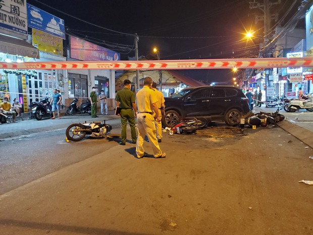 TP.HCM: Công an đang lấy lời khai tài xế lái ô tô tông 10 xe máy, 4 người bị thương ngay chợ Thủ Đức - Ảnh 2.