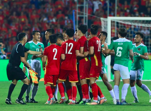 Cầu thủ Indonesia nhảy lên đạp Văn Tùng, đến Hùng Dũng cũng không thể bình tĩnh trước pha chơi xấu của đội bạn - Ảnh 4.
