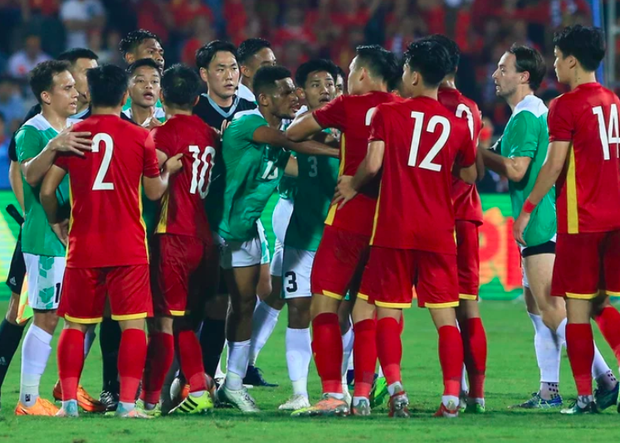 Cầu thủ Indonesia nhảy lên đạp Văn Tùng, đến Hùng Dũng cũng không thể bình tĩnh trước pha chơi xấu của đội bạn - Ảnh 5.