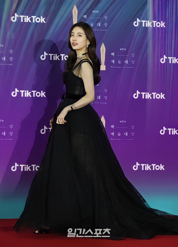 Suzy xứng danh nữ thần Baeksang: 6 năm làm host chiếm spotlight với visual tuyệt mỹ, tỏa sáng nhất là lần xuống tóc và hở bạo - Ảnh 16.