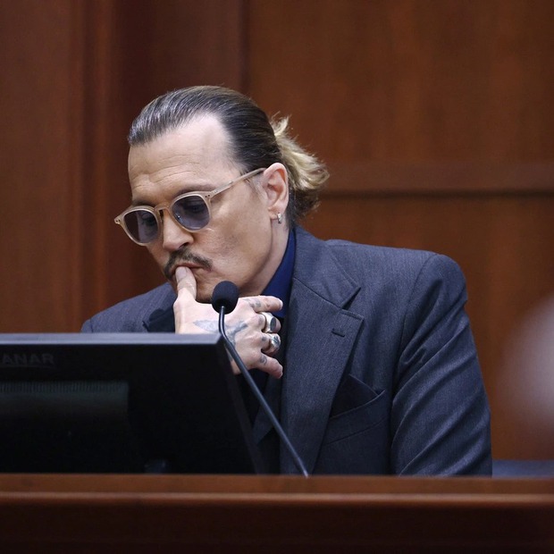 Tức cười Johnny Depp “nhái” lại diễn xuất như nạn nhân của Amber Heard tại toà, nam tài tử nhịn vợ cũ hết nổi rồi? - Ảnh 1.