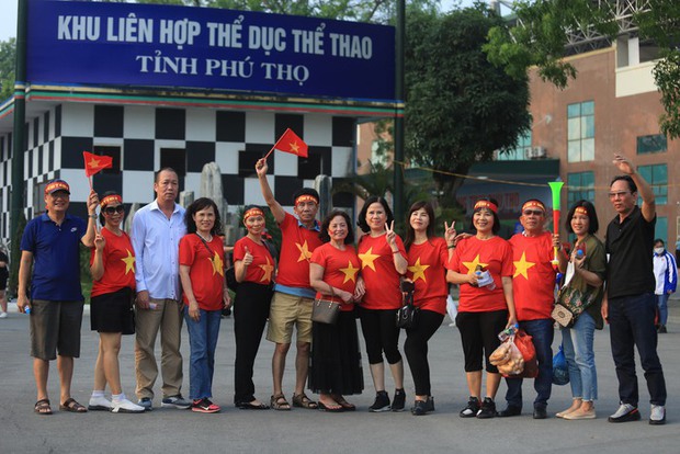 Bố mẹ Hoàng Đức đến sân Việt Trì, dự đoán U23 Việt Nam thắng 2-1 - Ảnh 3. Bố mẹ Hoàng Đức đến sân Việt Trì, dự đoán U23 Việt Nam thắng 2-1 - Ảnh 3.