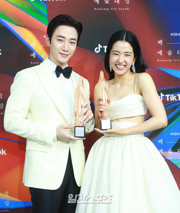 Khoảnh khắc gây bão Baeksang 2022: Kim Tae Ri và một nam thần đưa đẩy quá ngọt, cỡ nào mà netizen đòi đóng phim chung gấp? - Ảnh 4.