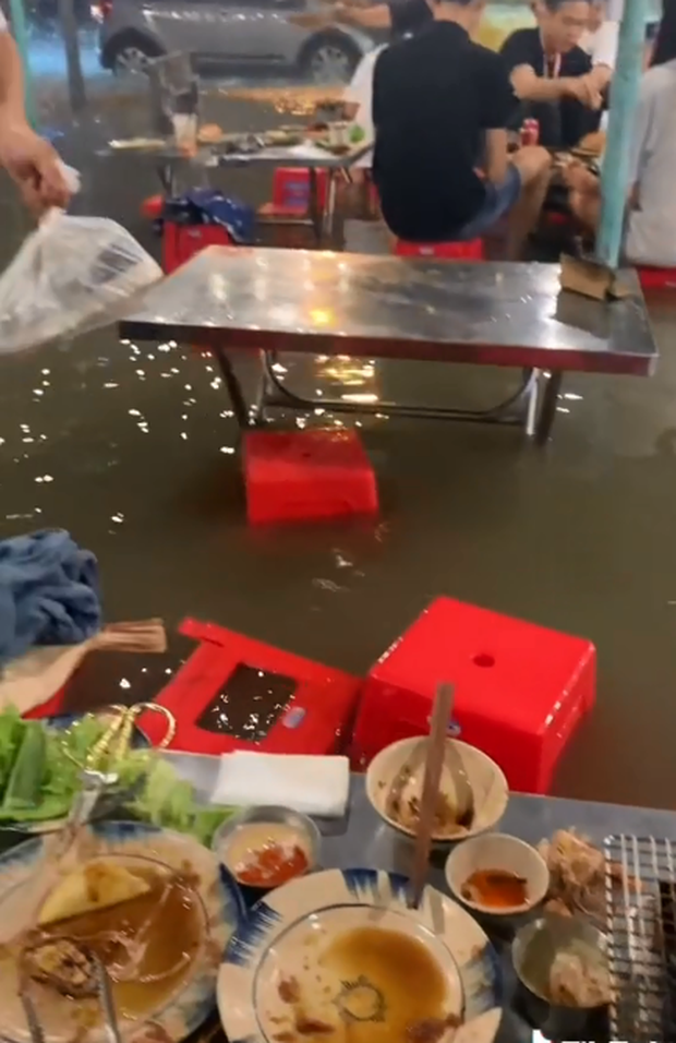 Trải nghiệm đi ăn đồ nướng cực bất ổn của cô gái vào ngày mưa lớn tại Sài Gòn, “nhân viên bơi bằng thùng xốp, khách ngồi ăn mà vẫn không yên” - Ảnh 5.