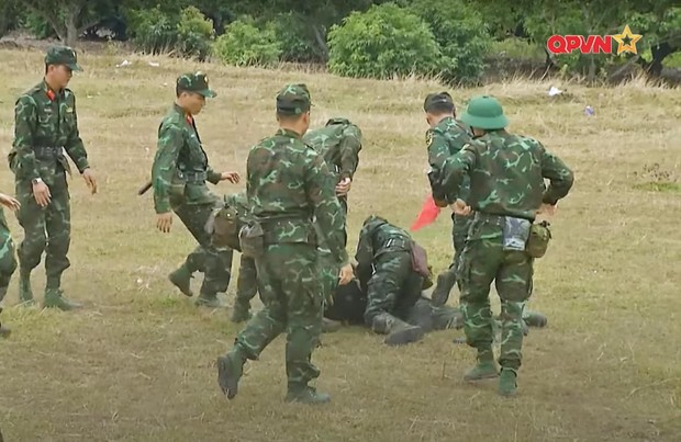 Why Enter Ngu: Minh Tu collapsed on the field, causing the whole team to panic, what's going on?  - Photo 7.