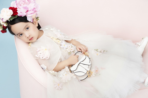 Chiều con như NTK Đỗ Mạnh Cường: Dành 3 tháng để may váy, lại sắm cả loạt túi hiệu cho công chúa nhỏ - Ảnh 2. Chiều con như NTK Đỗ Mạnh Cường: Dành 3 tháng để may váy, lại sắm cả loạt túi hiệu cho công chúa nhỏ - Ảnh 2.