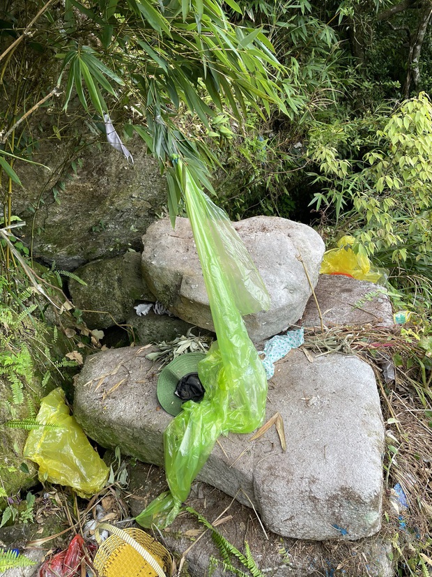 Cận cảnh những món đồ còn sót lại tại nơi du khách U60 rơi xuống suốt 7 ngày ở Yên Tử: Nhiều chai nhựa, túi nylon, thức ăn - Ảnh 4.