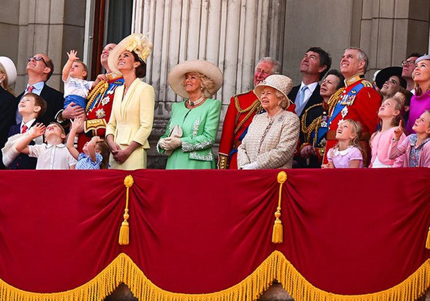 HOT: Vợ chồng Meghan xác nhận tham dự đại lễ Bạch Kim nhưng bị Nữ hoàng Anh cấm đứng trên ban công Cung điện, lý do vì đâu? - Ảnh 2.