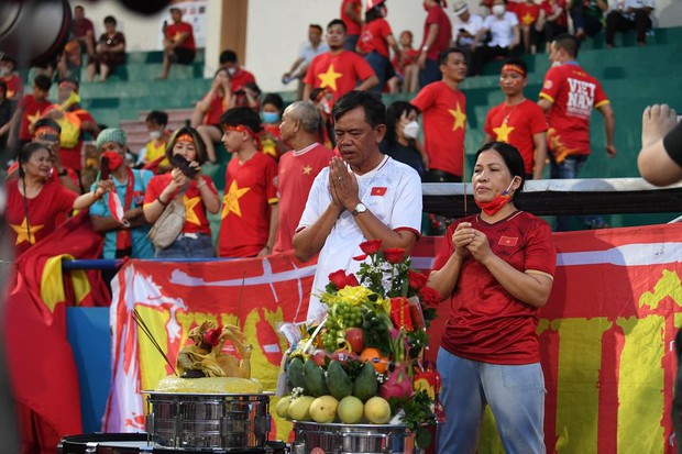 CẬP NHẬT: Không khí ở phố đi bộ Nguyễn Huệ vẫn “cực cháy”; CĐV đội mưa cổ vũ U23 Việt Nam - Ảnh 7. CẬP NHẬT: Không khí ở phố đi bộ Nguyễn Huệ vẫn “cực cháy”; CĐV đội mưa cổ vũ U23 Việt Nam - Ảnh 7.