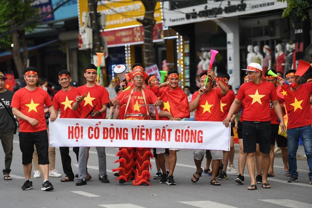 CẬP NHẬT: Không khí ở phố đi bộ Nguyễn Huệ vẫn “cực cháy”; CĐV đội mưa cổ vũ U23 Việt Nam - Ảnh 5. CẬP NHẬT: Không khí ở phố đi bộ Nguyễn Huệ vẫn “cực cháy”; CĐV đội mưa cổ vũ U23 Việt Nam - Ảnh 5.