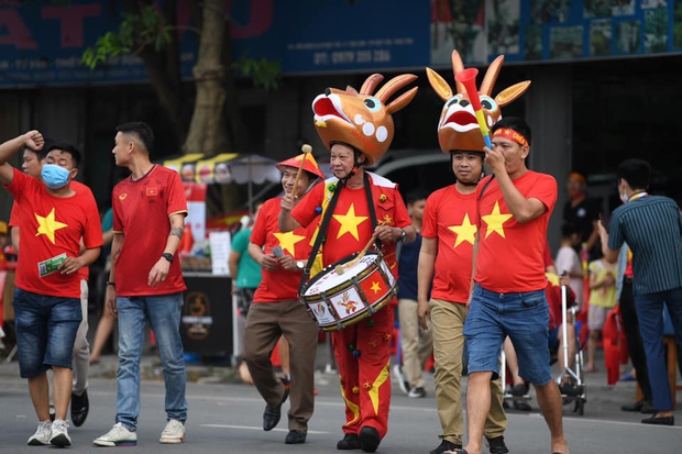 CẬP NHẬT: Không khí ở phố đi bộ Nguyễn Huệ vẫn “cực cháy”; CĐV đội mưa cổ vũ U23 Việt Nam - Ảnh 3. CẬP NHẬT: Không khí ở phố đi bộ Nguyễn Huệ vẫn “cực cháy”; CĐV đội mưa cổ vũ U23 Việt Nam - Ảnh 3.