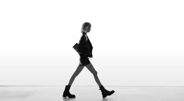 Body Lisa (BLACKPINK) đỉnh nhất giới idol: Vai móc áo và eo con kiến hoàn hảo khó tin, chân dài chẳng thua người mẫu bảo sao không ai làm lại! - Ảnh 3.