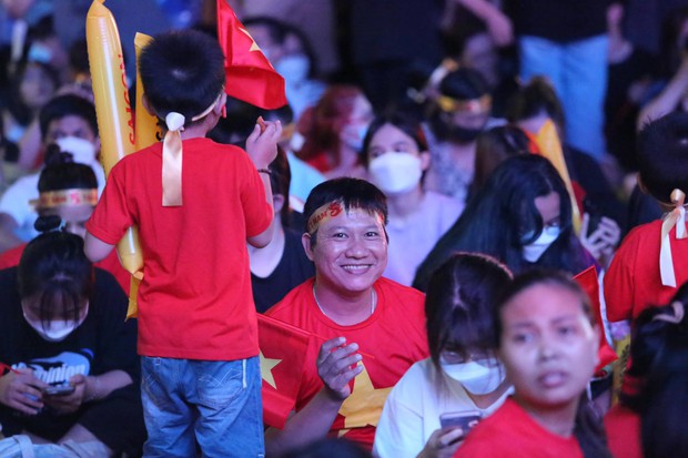 CẬP NHẬT: Không khí ở phố đi bộ Nguyễn Huệ vẫn “cực cháy”; CĐV đội mưa cổ vũ U23 Việt Nam - Ảnh 17. CẬP NHẬT: Không khí ở phố đi bộ Nguyễn Huệ vẫn “cực cháy”; CĐV đội mưa cổ vũ U23 Việt Nam - Ảnh 17.