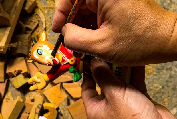 Một nghệ nhân ở Hà Nội chế tác thủ công linh vật SEA Games 31 bằng chất liệu gỗ mít - Ảnh 4.