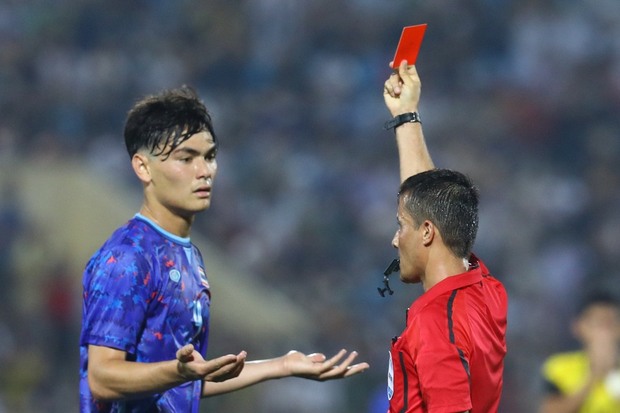 Trưởng đoàn U23 Thái Lan ngậm ngùi xin lỗi, nói lời buồn bã vì tấm thẻ đỏ trước Malaysia - Ảnh 1.
