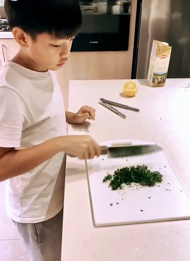 Muôn kiểu dạy con của sao Việt: Lý Hải để 4 con nằm chung dưới đất, Quyền Linh cho con ăn cơm với nước mắm, nằm quạt thay điều hòa - Ảnh 2. Muôn kiểu dạy con của sao Việt: Lý Hải để 4 con nằm chung dưới đất, Quyền Linh cho con ăn cơm với nước mắm, nằm quạt thay điều hòa - Ảnh 2.