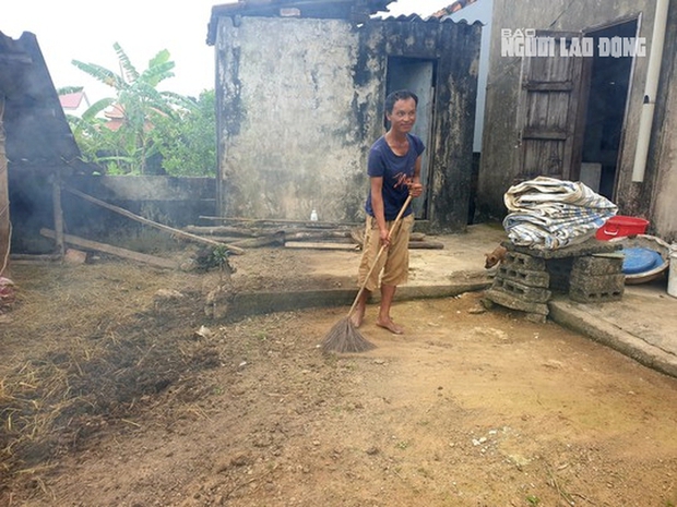 Mẹ người đàn ông đi bộ 800 km về quê: Con tôi không lanh lợi - Ảnh 2. Mẹ người đàn ông đi bộ 800 km về quê: Con tôi không lanh lợi - Ảnh 2.