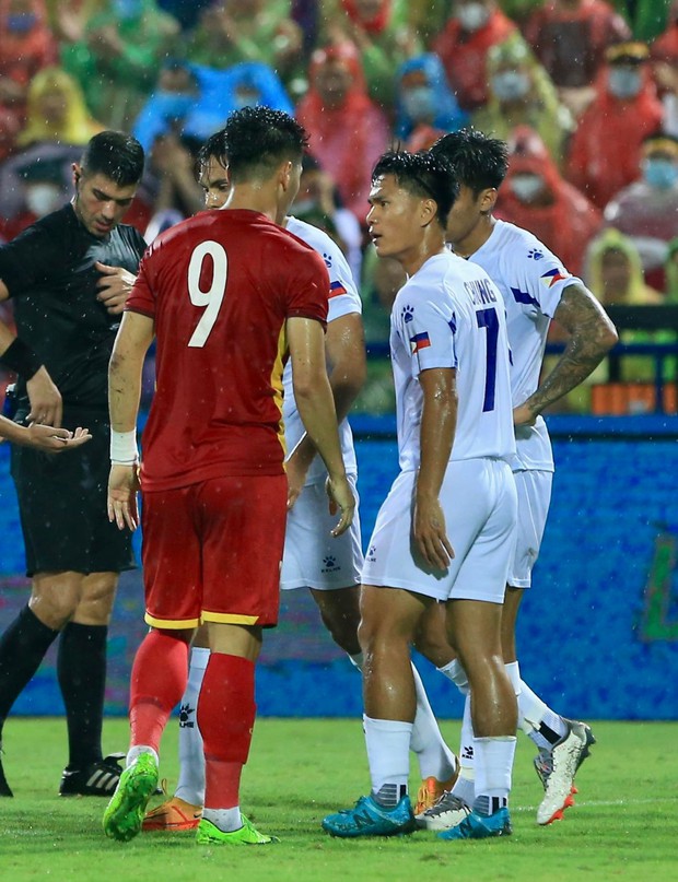 Tiến Linh nổi cáu sau pha kéo áo lộ liễu của cầu thủ U23 Philippines - Ảnh 4.