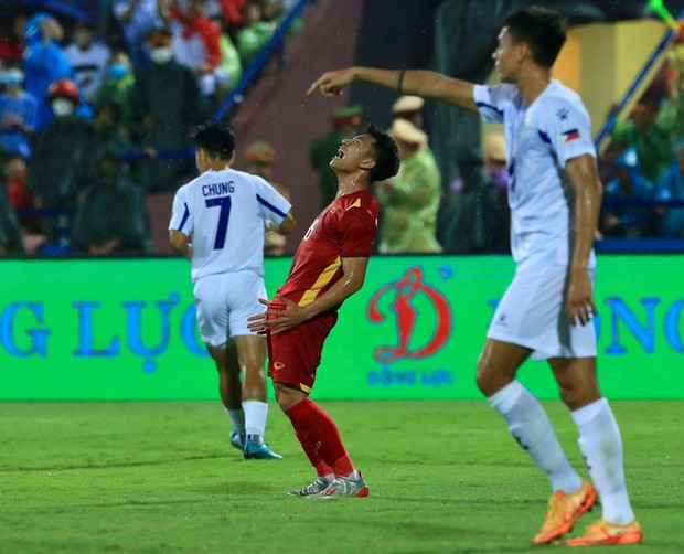Tiến Linh nổi cáu sau pha kéo áo lộ liễu của cầu thủ U23 Philippines - Ảnh 6.